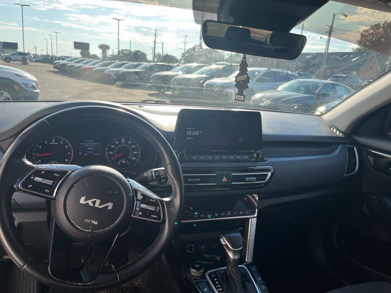 Used 2023 White Kia Nightfall image 12