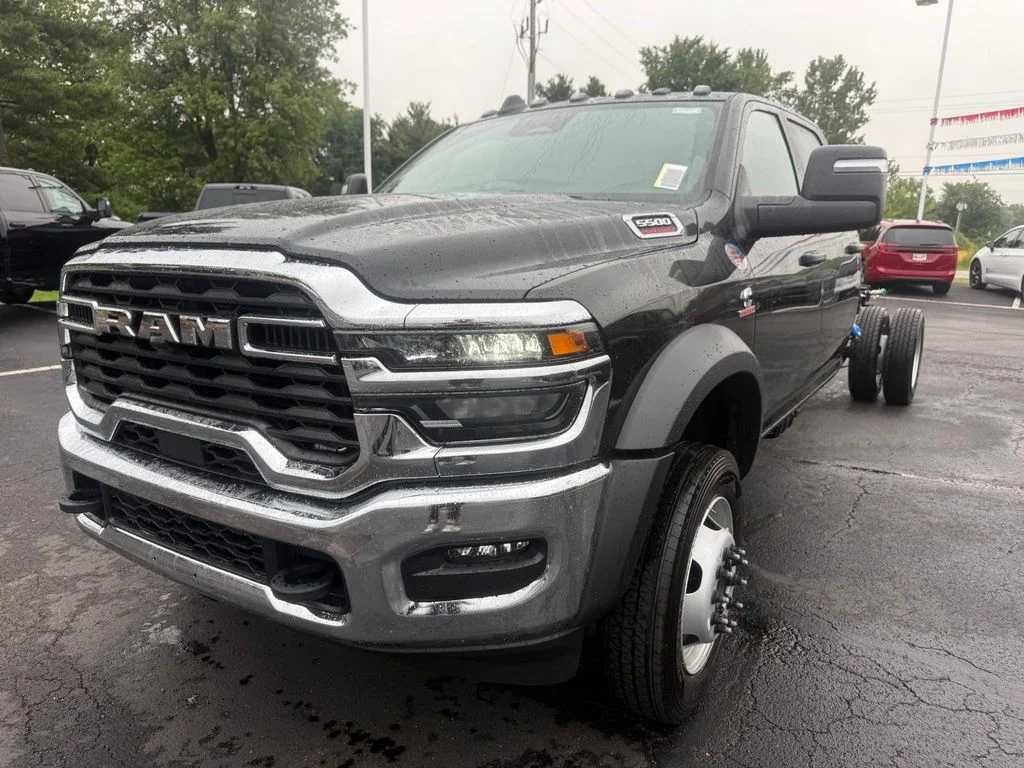 New 2026 Diamond Black Crystal Pearl-Coat Exterior Paint RAM Tradesman image 8