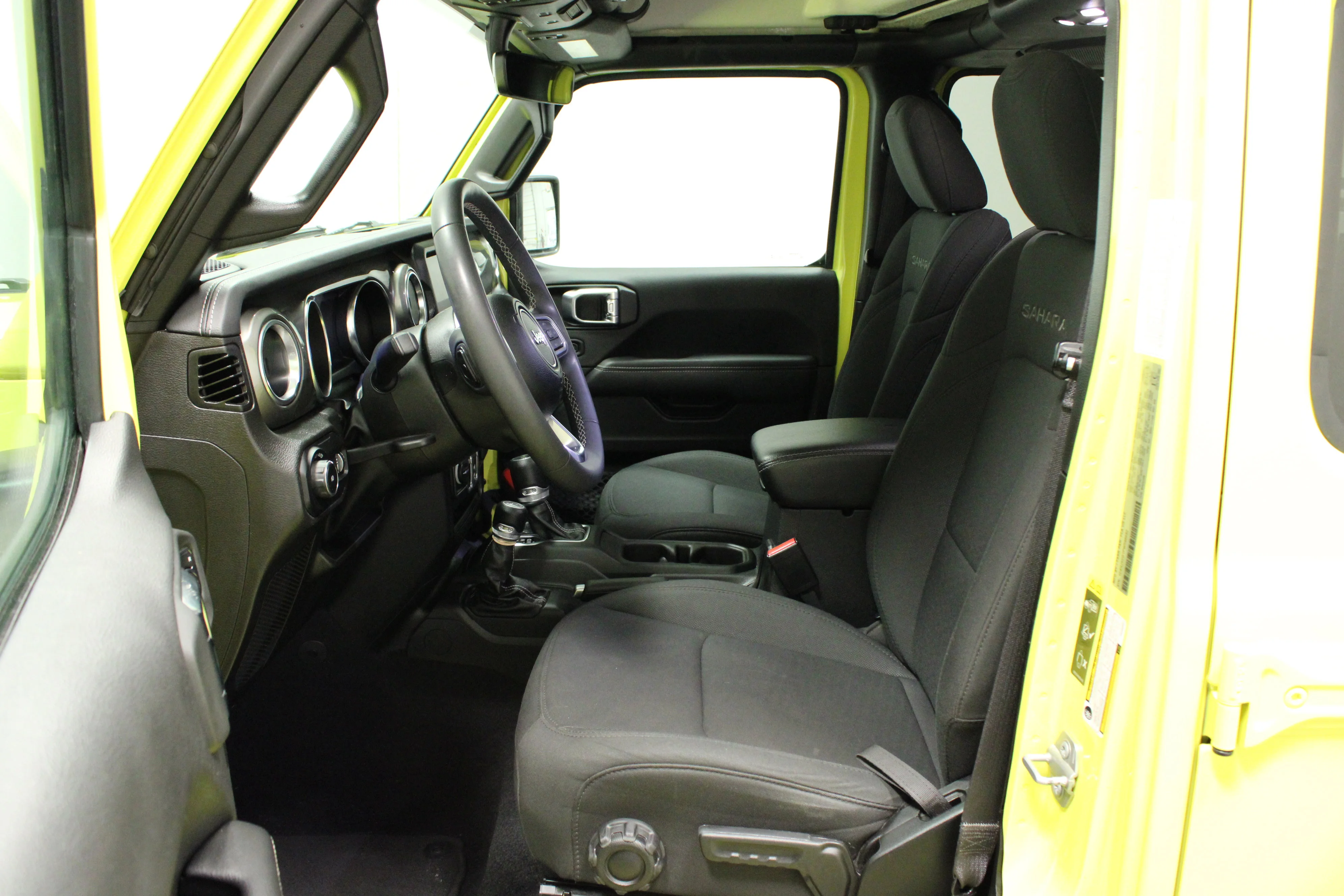 Used 2023 High Velocity Clearcoat Jeep Sahara image 16