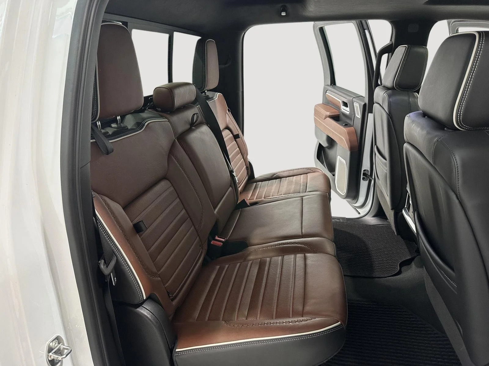 Used 2024 Summit White GMC Denali Ultimate image 27