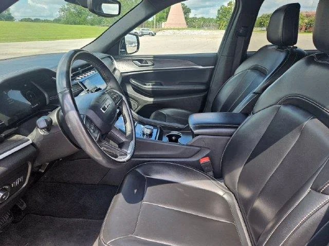 Used 2024 Silver Jeep Limited image 9