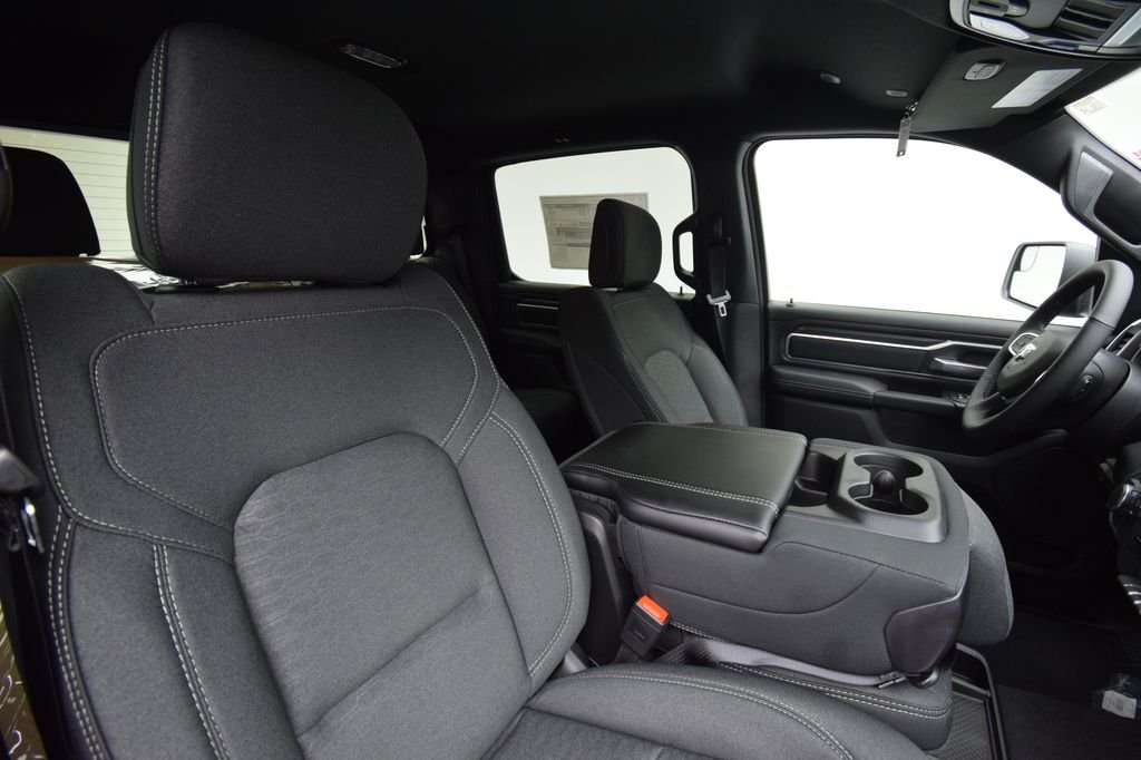 New 2026 Diamond Black Crystal Pearl-Coat Exterior Paint RAM Big Horn/Lone Star image 33