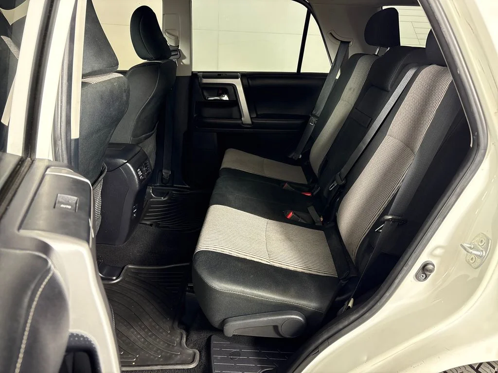Used 2015 White Toyota SR5 image 32