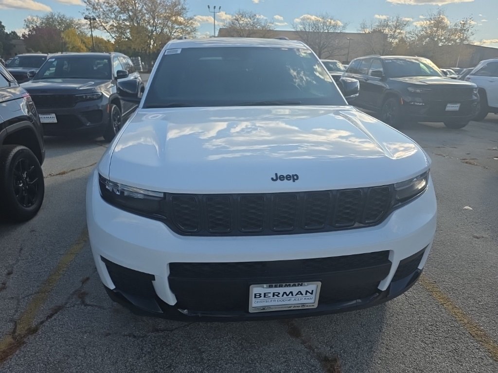 2025 Jeep Grand Cherokee Altitude photo 2