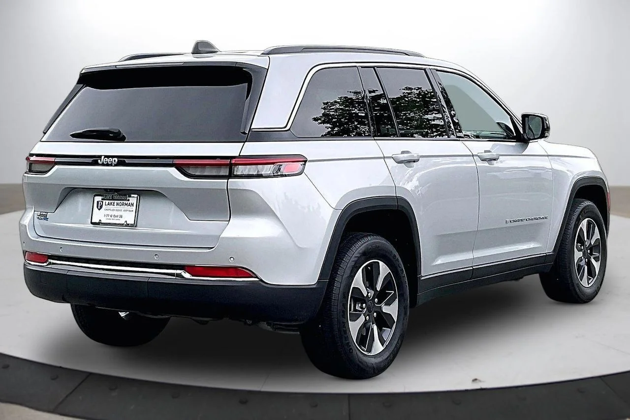 Used 2024 Silver Jeep 4xe image 9