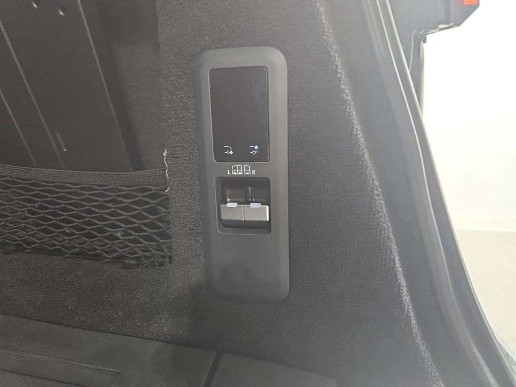 Used 2025 Fuji White Land Rover Dynamic SE image 28