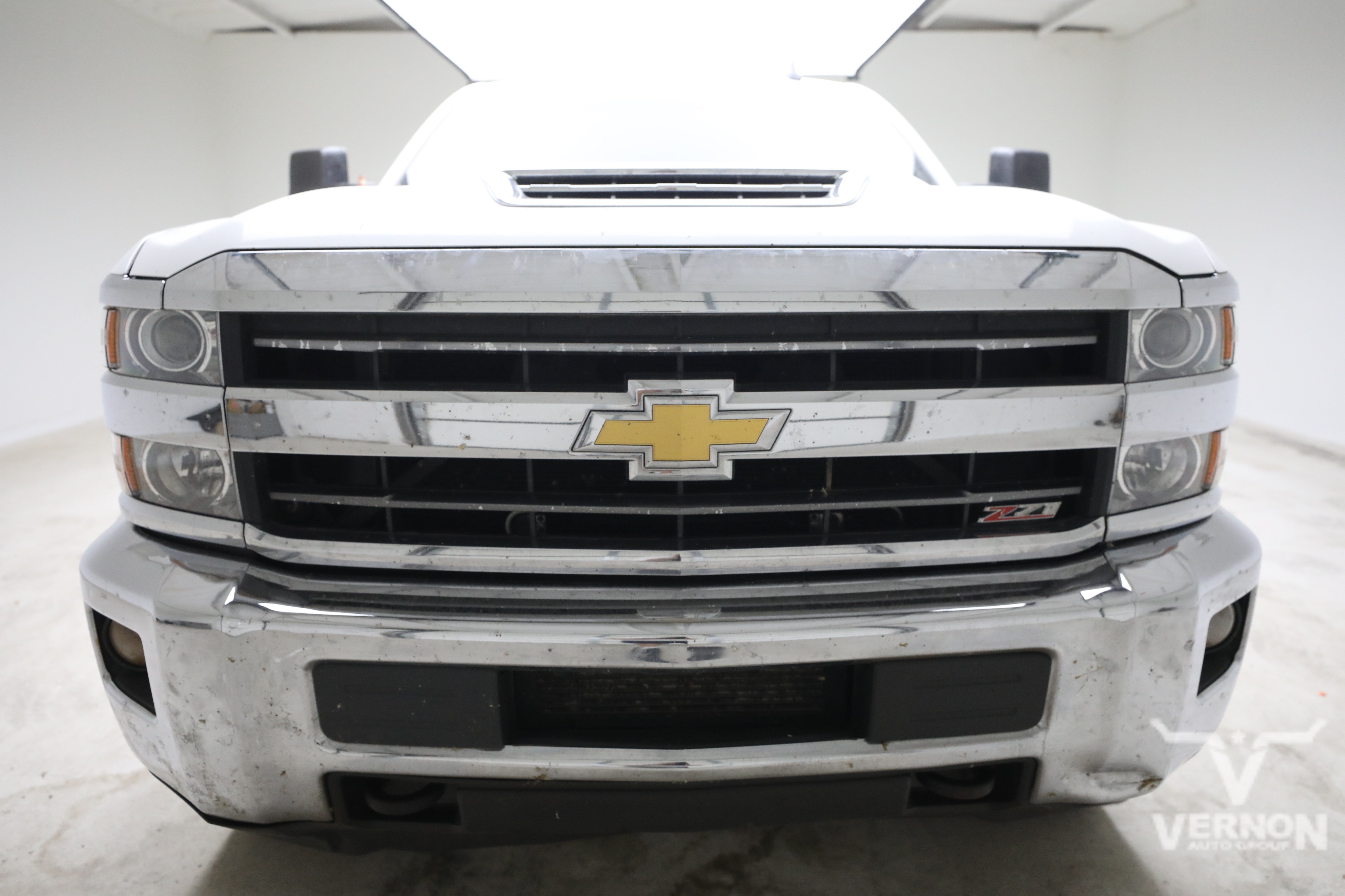 Used 2018 Summit White Chevrolet Y image 7