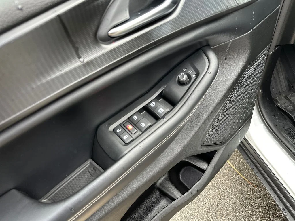 Used 2023 White Jeep Altitude image 16