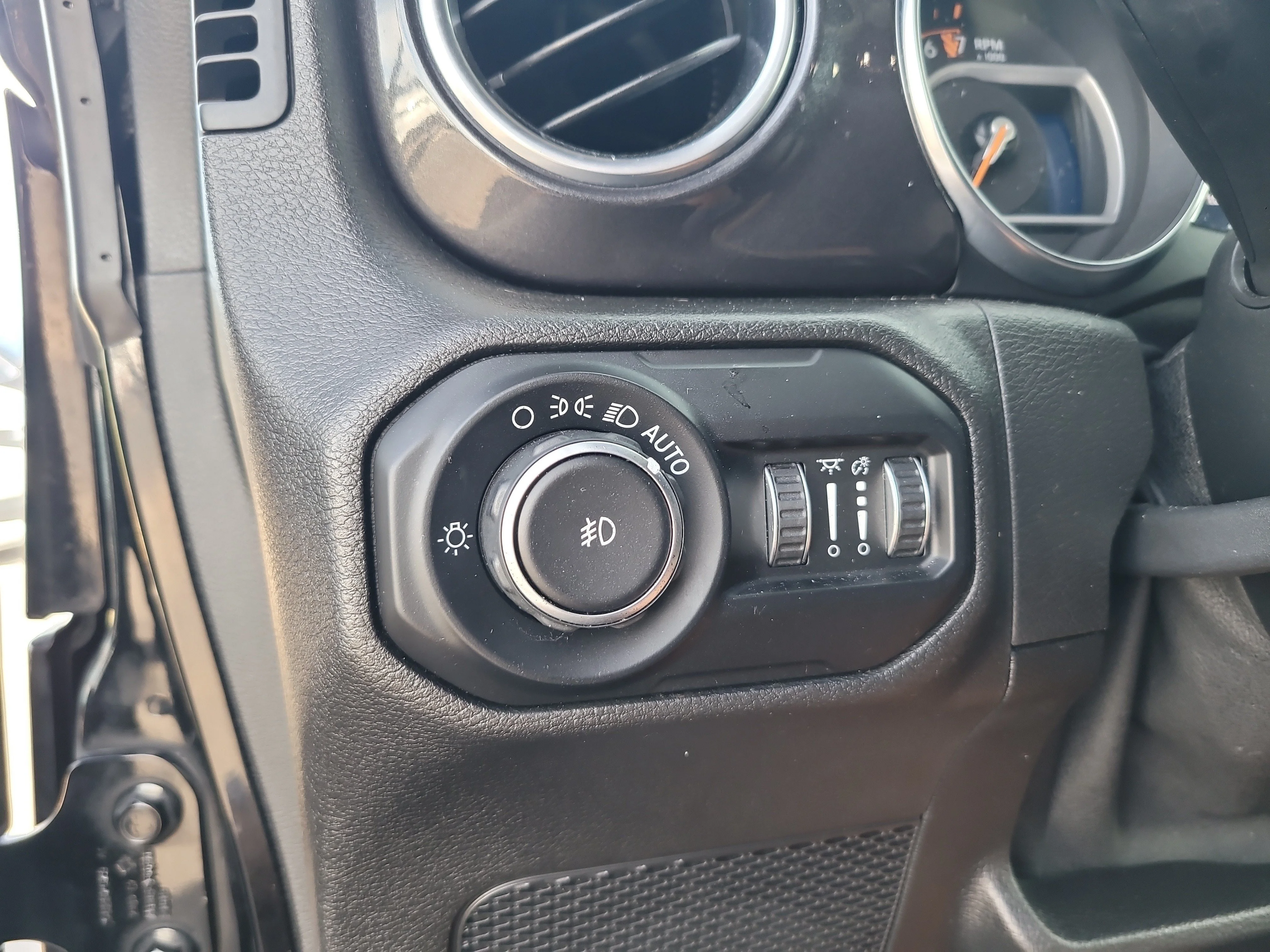 Used 2020 Black Clearcoat Jeep Sahara Altitude image 31