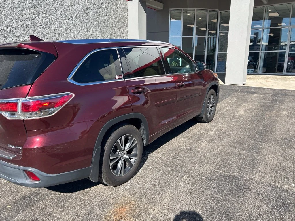 Used 2016  Toyota XLE V6 image 2
