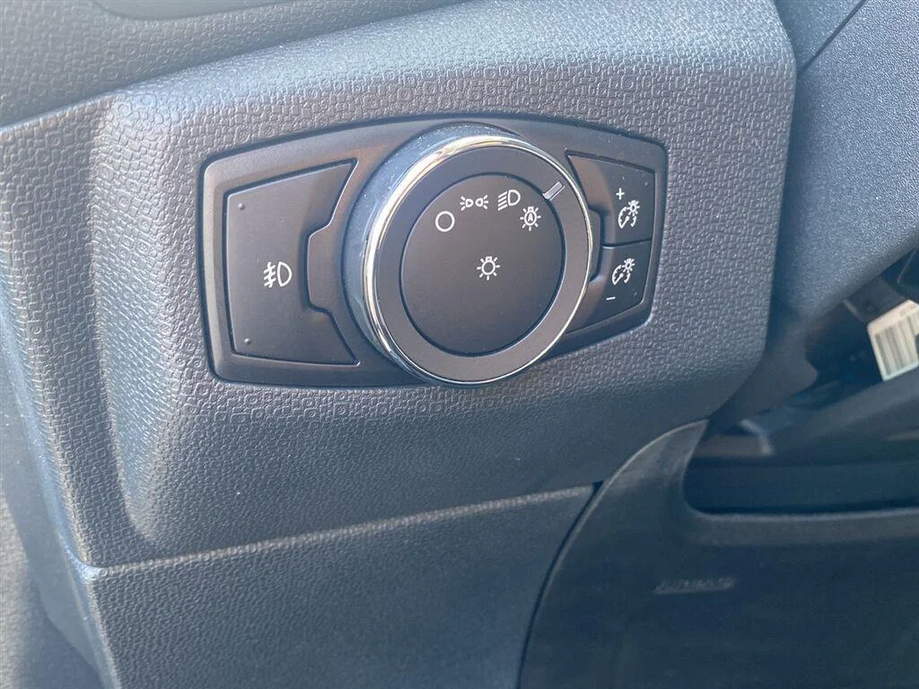 Used 2019 Shadow Black Ford SE image 16