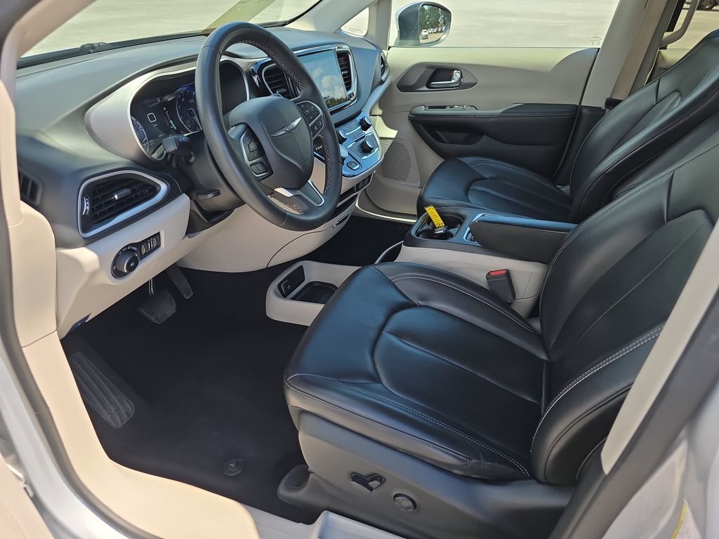 Used 2023 Silver Mist Clearcoat Chrysler Touring L image 10