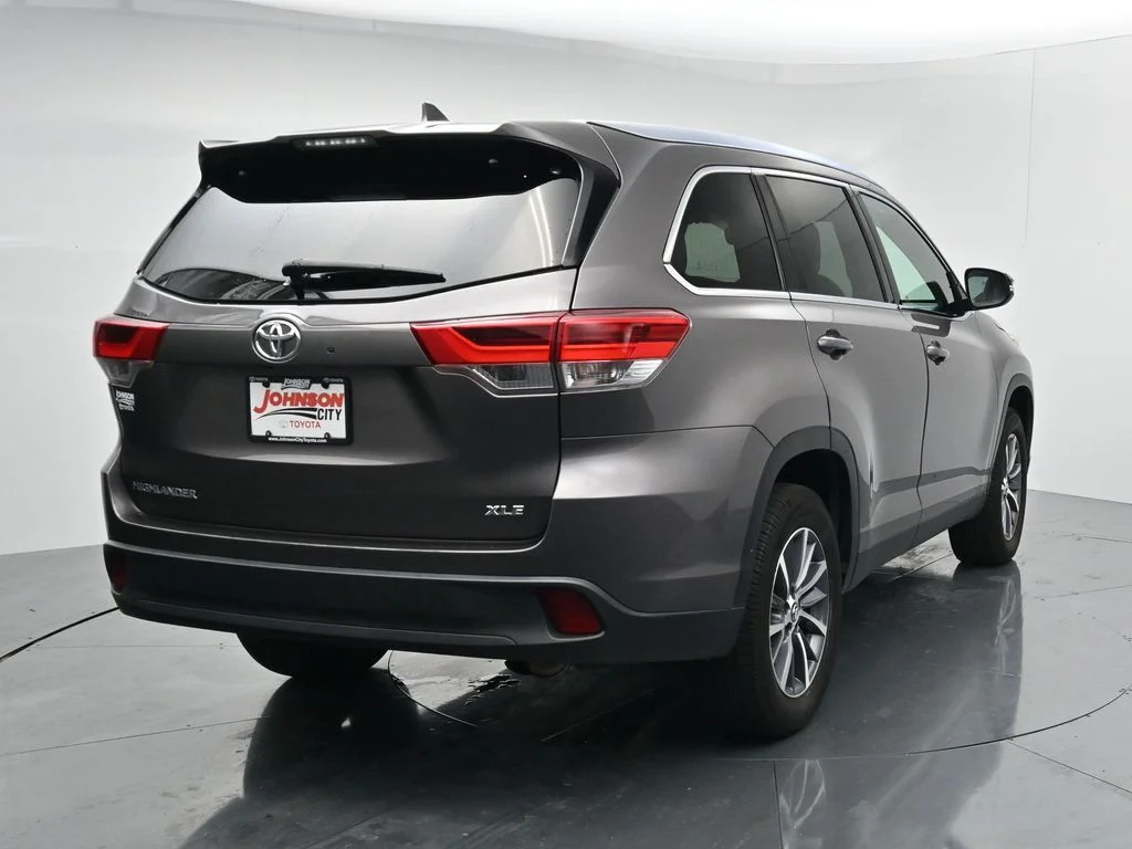 Used 2019 Gray Toyota XLE image 5