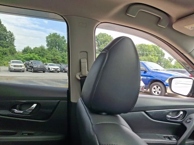 Used 2015 Red Nissan SL image 13