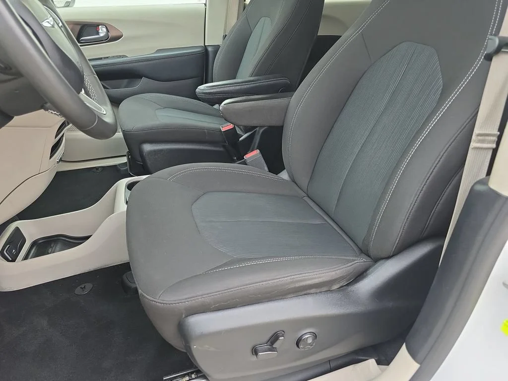 Used 2023 White Chrysler LX image 20