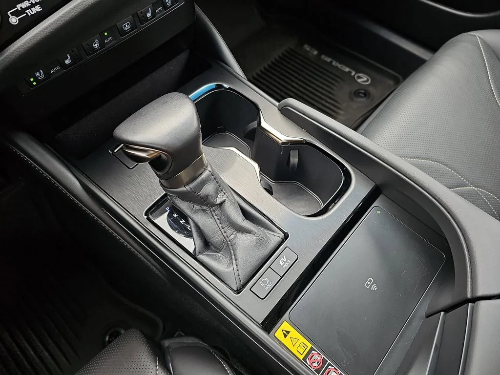 Used 2025 White Lexus 300h Luxury image 25