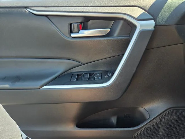 2025 Toyota RAV4 XLE - Photo 35