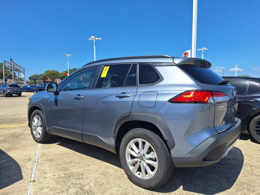 Used 2022  Toyota LE image 5