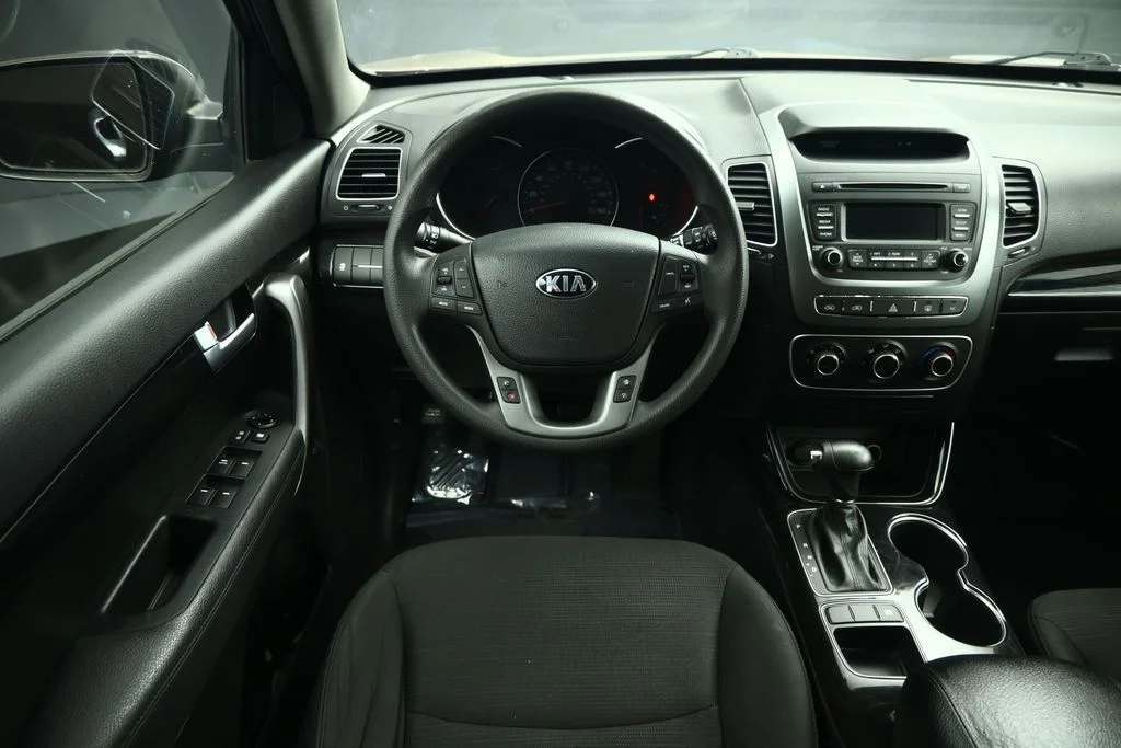 Used 2015 Red Kia LX image 5
