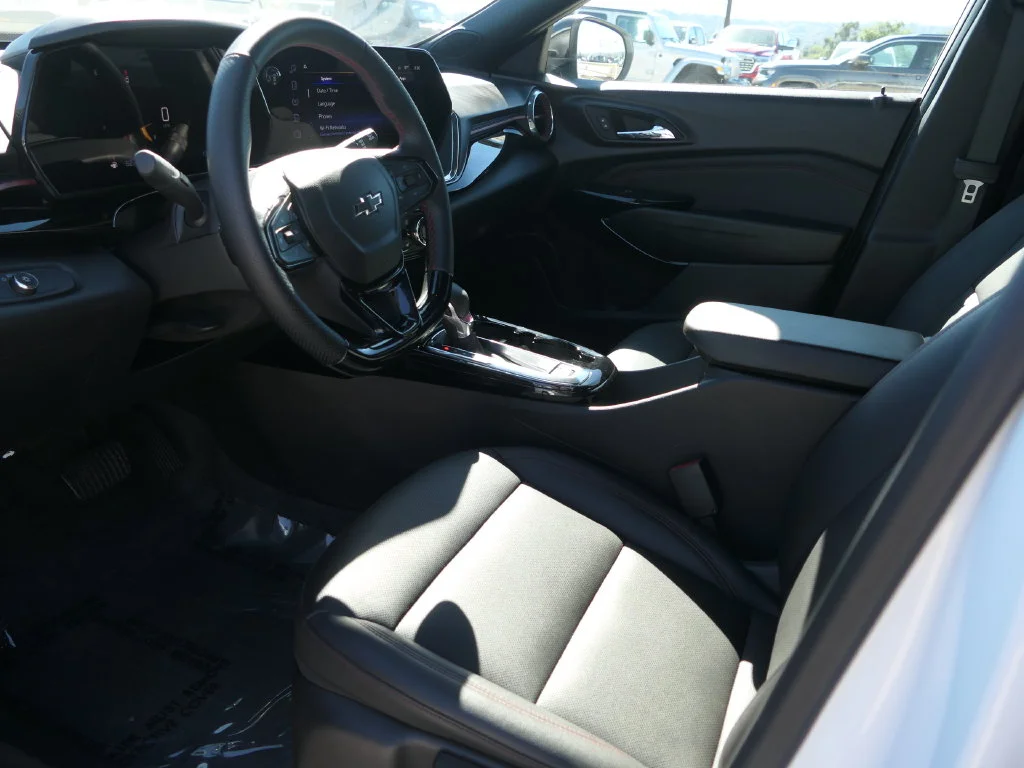 Used 2025 Summit White Chevrolet 2RS image 10