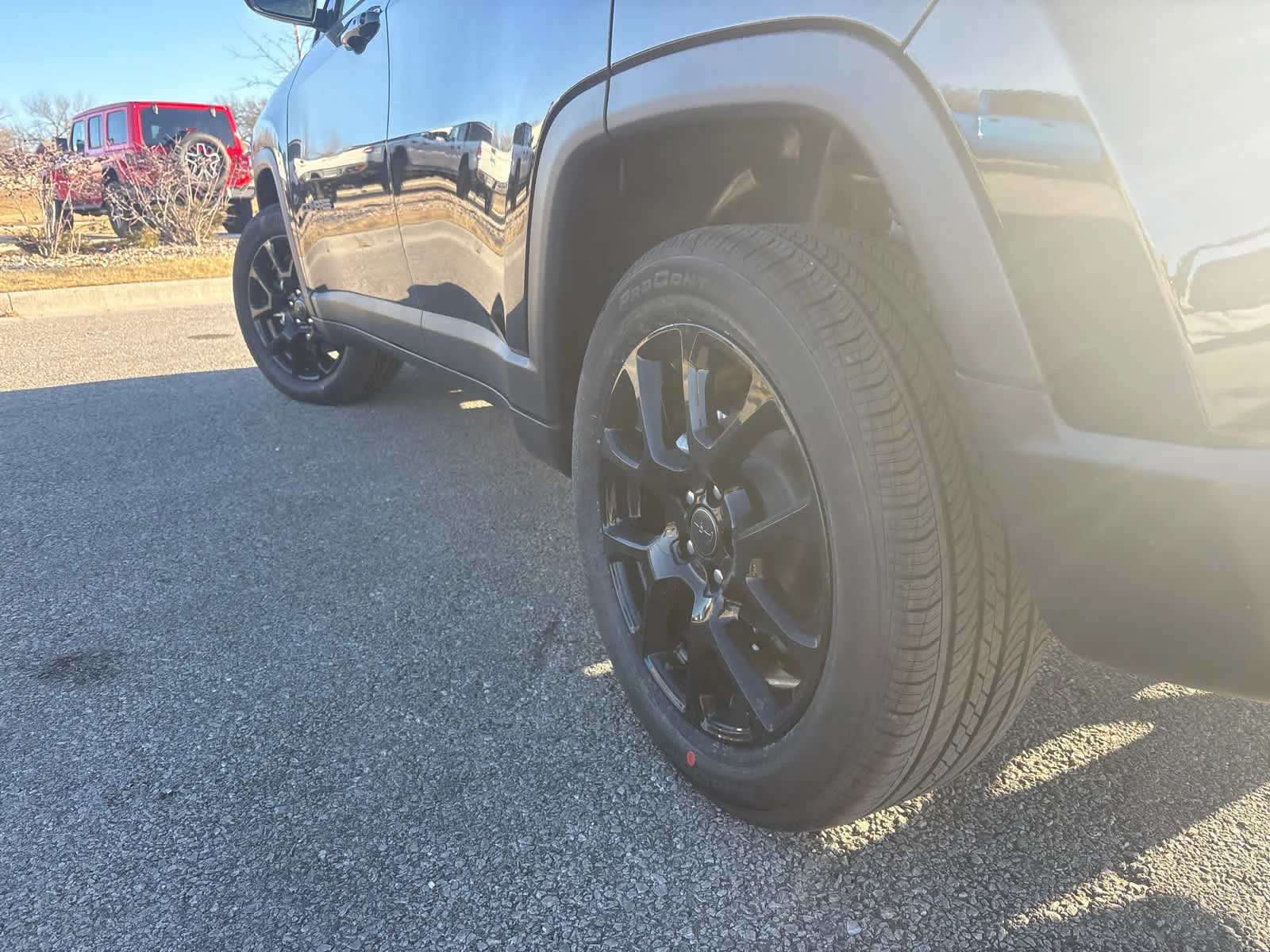 New 2026 Diamond Black Crystal Pearlcoat Jeep Latitude Altitude image 6