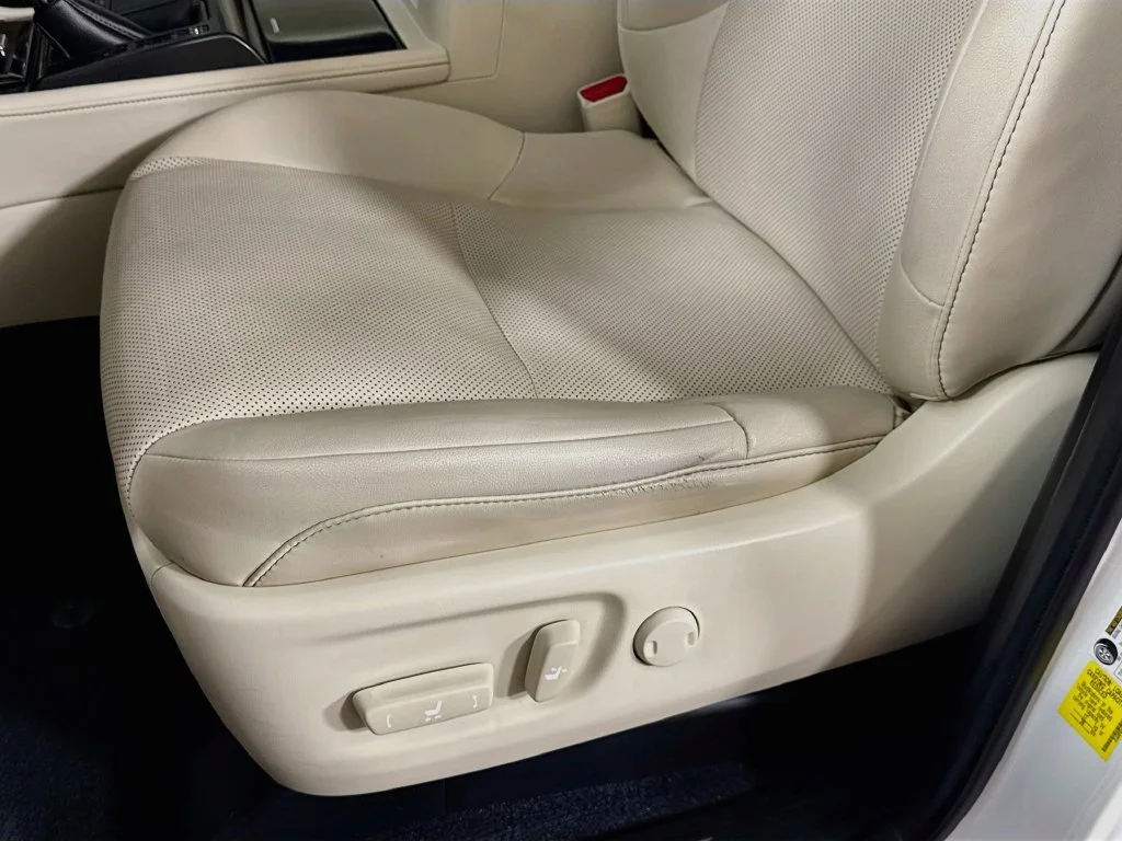 Used 2023 White Lexus 460 image 23