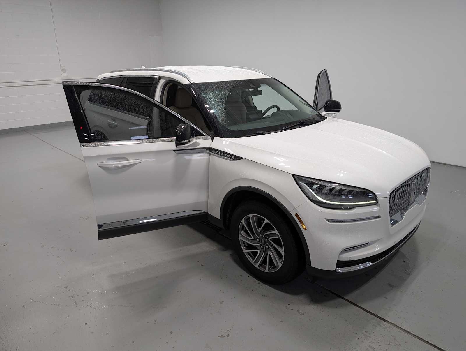 Used 2023 Pristine White Lincoln Standard image 16