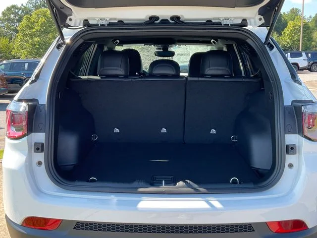 New 2026 Bright White Clearcoat Jeep Latitude image 26