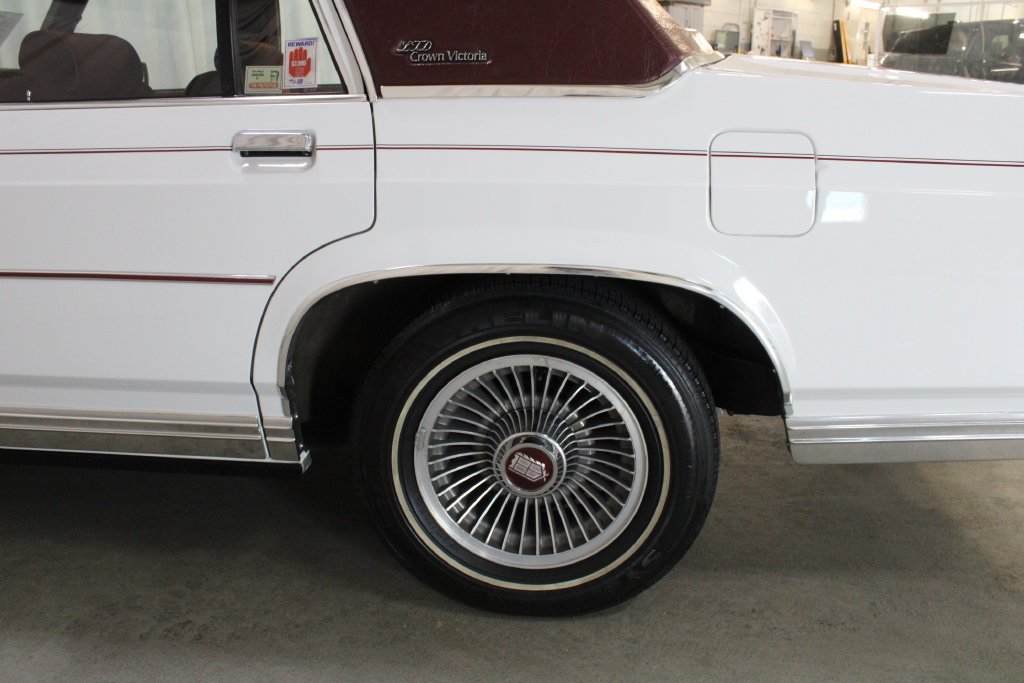 Used 1987 White Ford LX image 24
