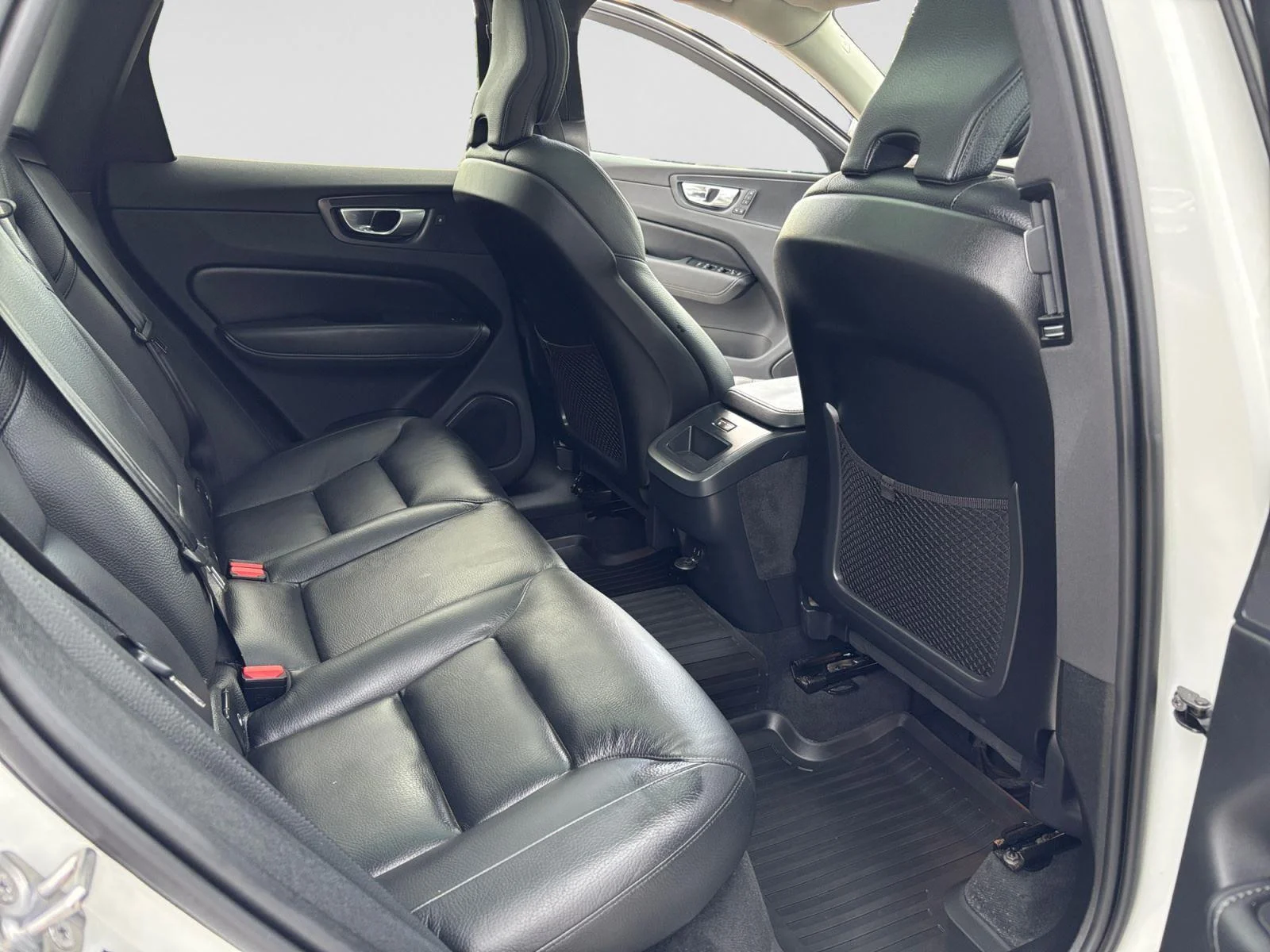 Used 2024 Crystal White Metallic Volvo Plus Dark Theme image 47