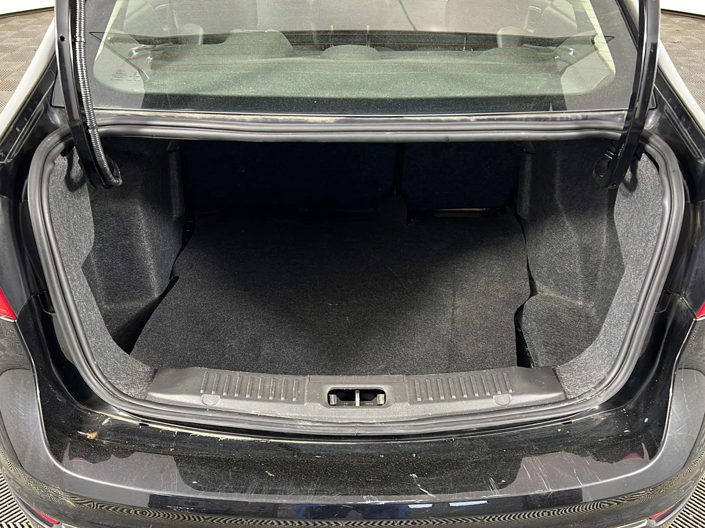 Used 2019 Shadow Black Ford SE image 20