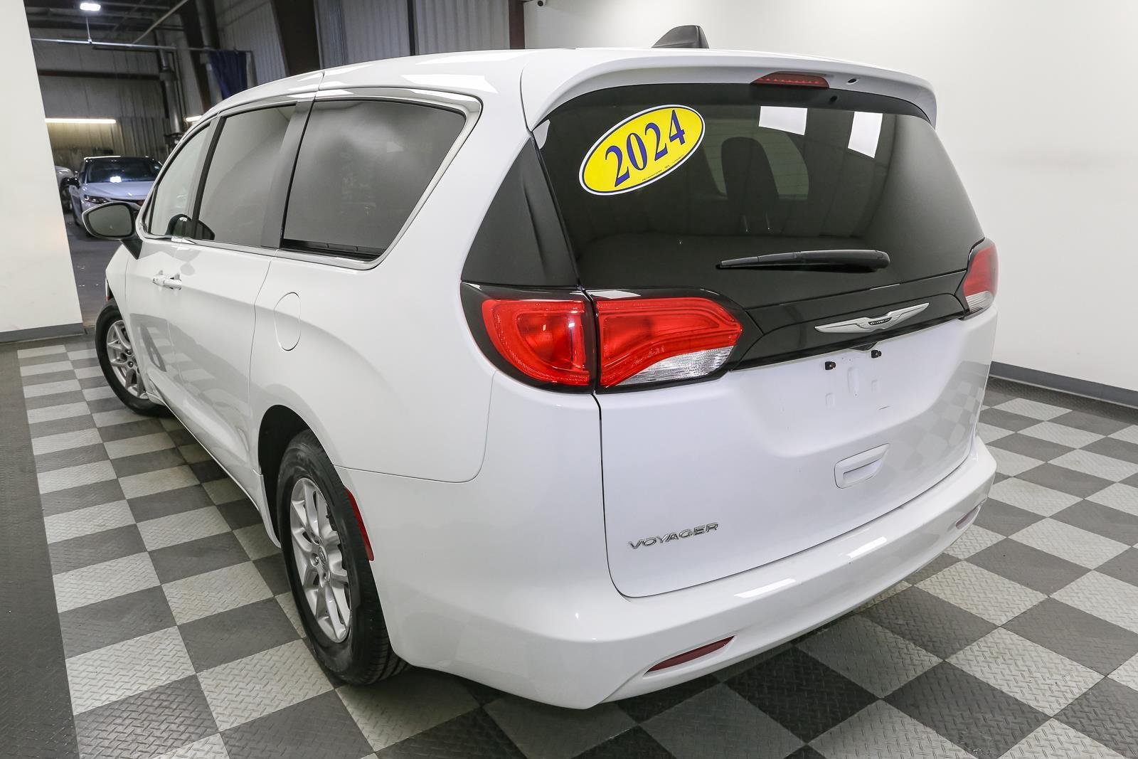 Used 2024 Bright White Clearcoat Chrysler LX image 9