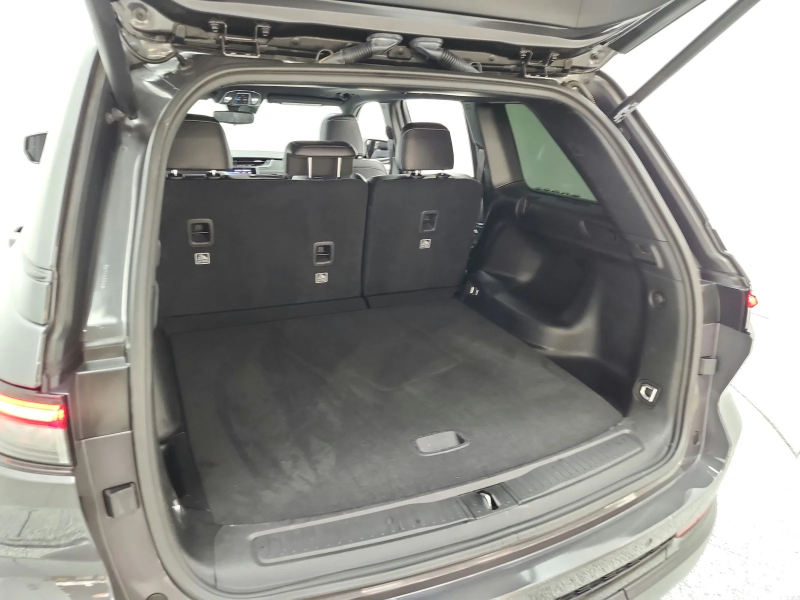 Used 2023 Baltic Gray Metallic Clearcoat Jeep Laredo X image 21