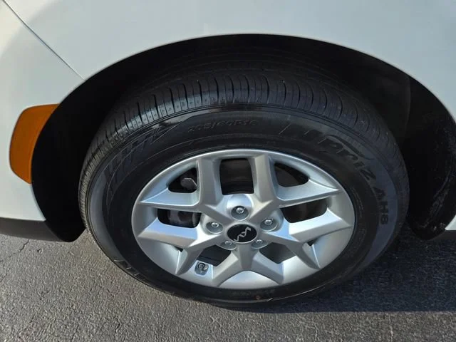 Used 2023 White Kia S image 21