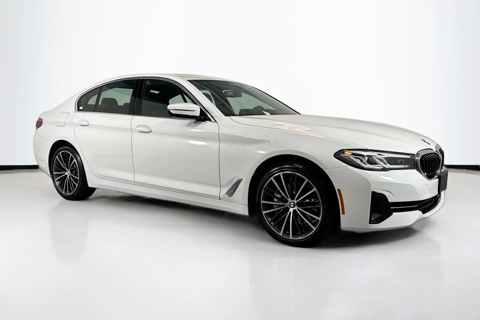 Used 2023 Alpine White BMW 540i image 3