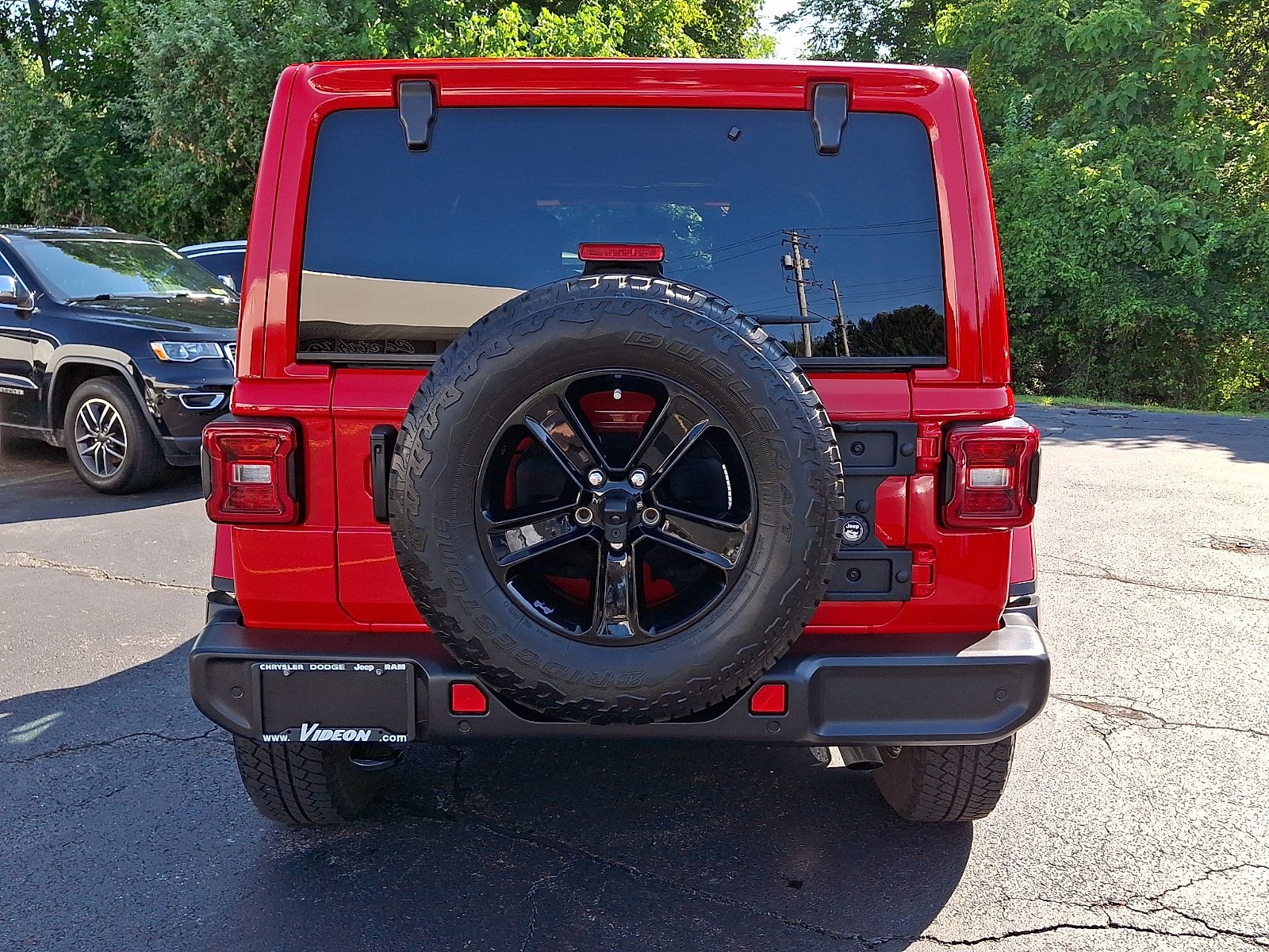 Certified Used 2022 Firecracker Red Clearcoat Jeep Unlimited Sahara Altitude image 5