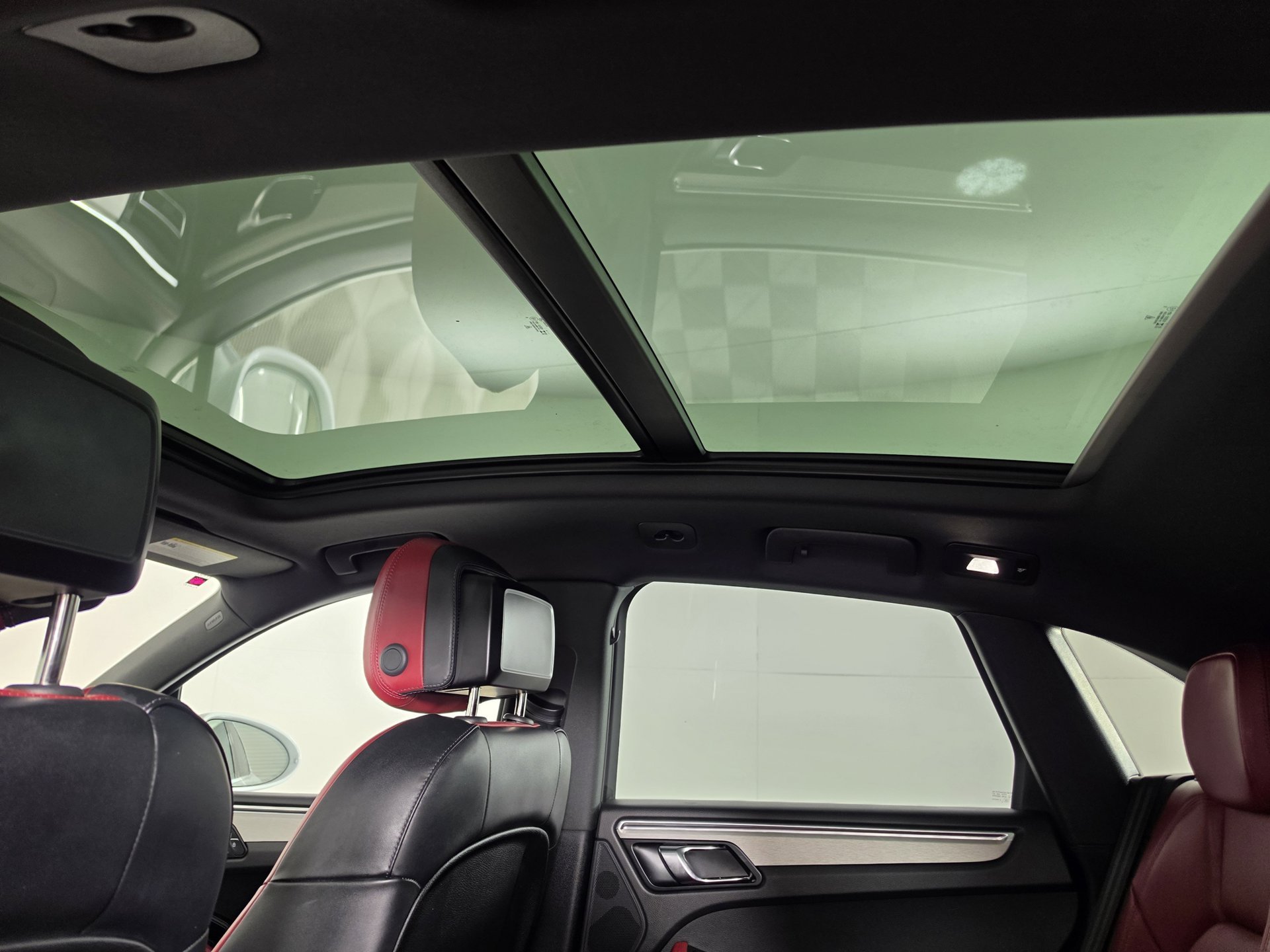 2025 Porsche Macan T - Photo 30