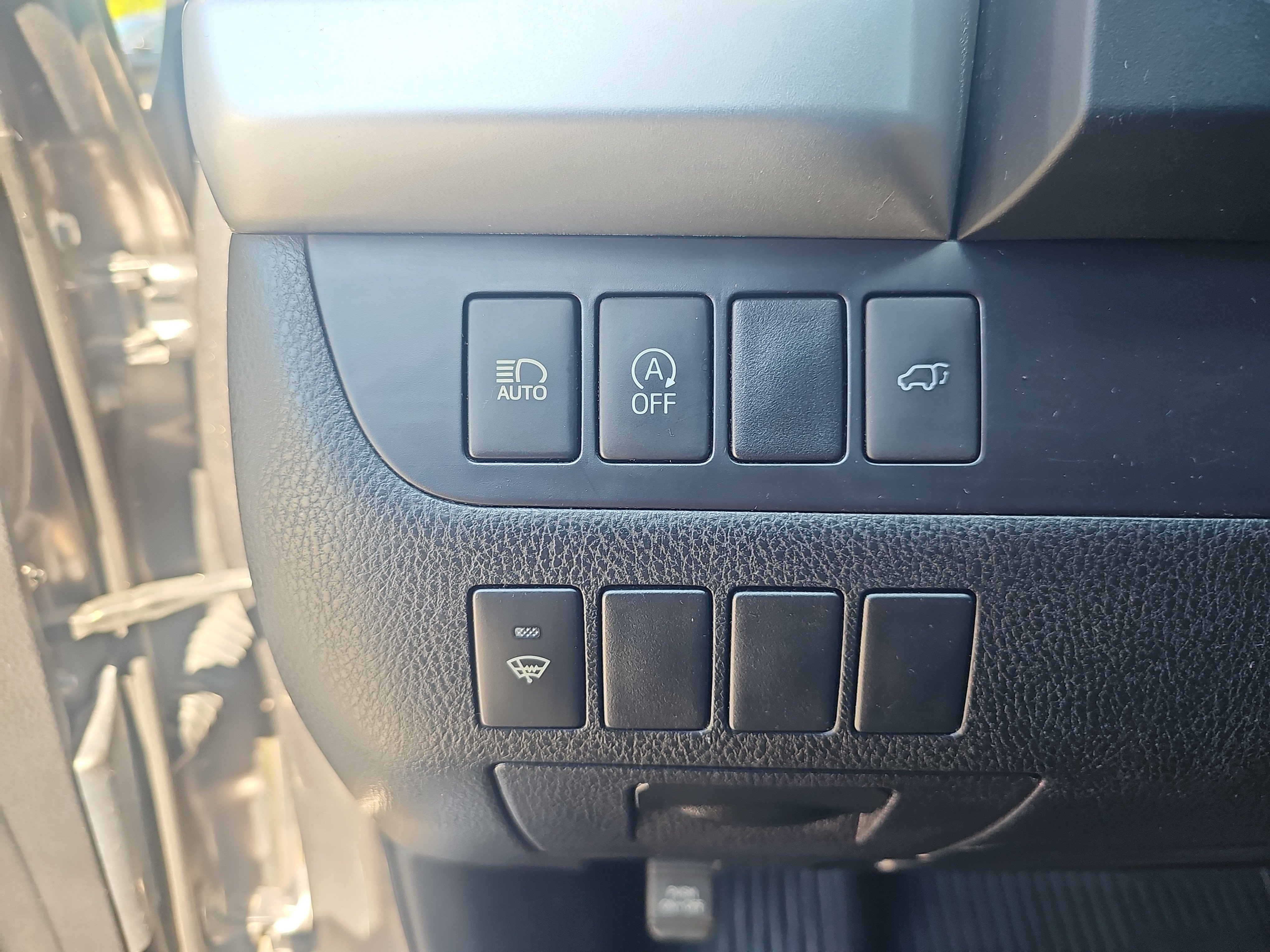 Used 2018 Predawn Gray Mica Toyota XLE image 12