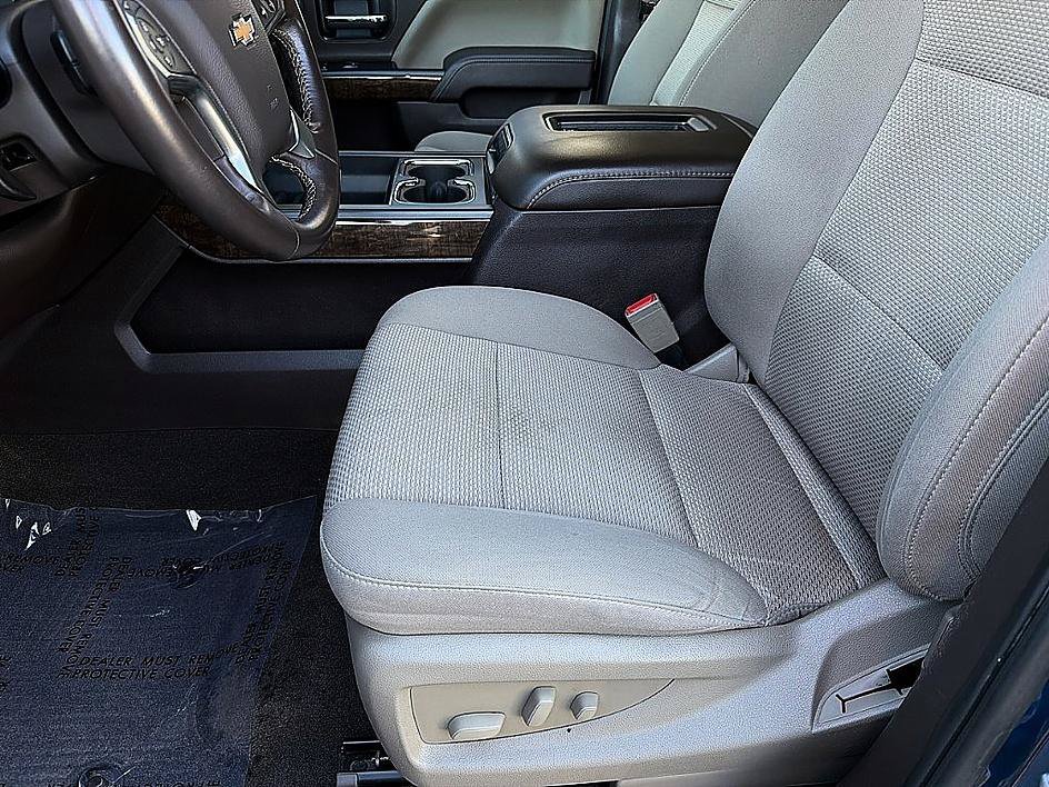 Used 2018 Deep Ocean Blue Metallic Chevrolet LT image 10