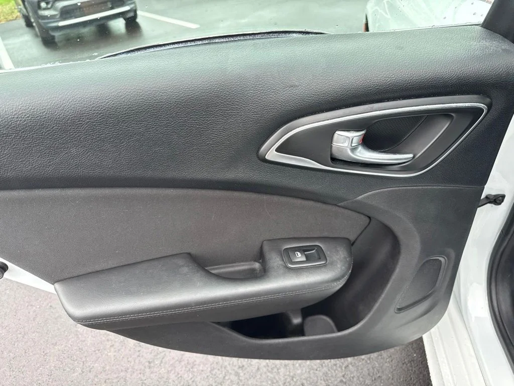 Used 2016 White Chrysler Limited image 27