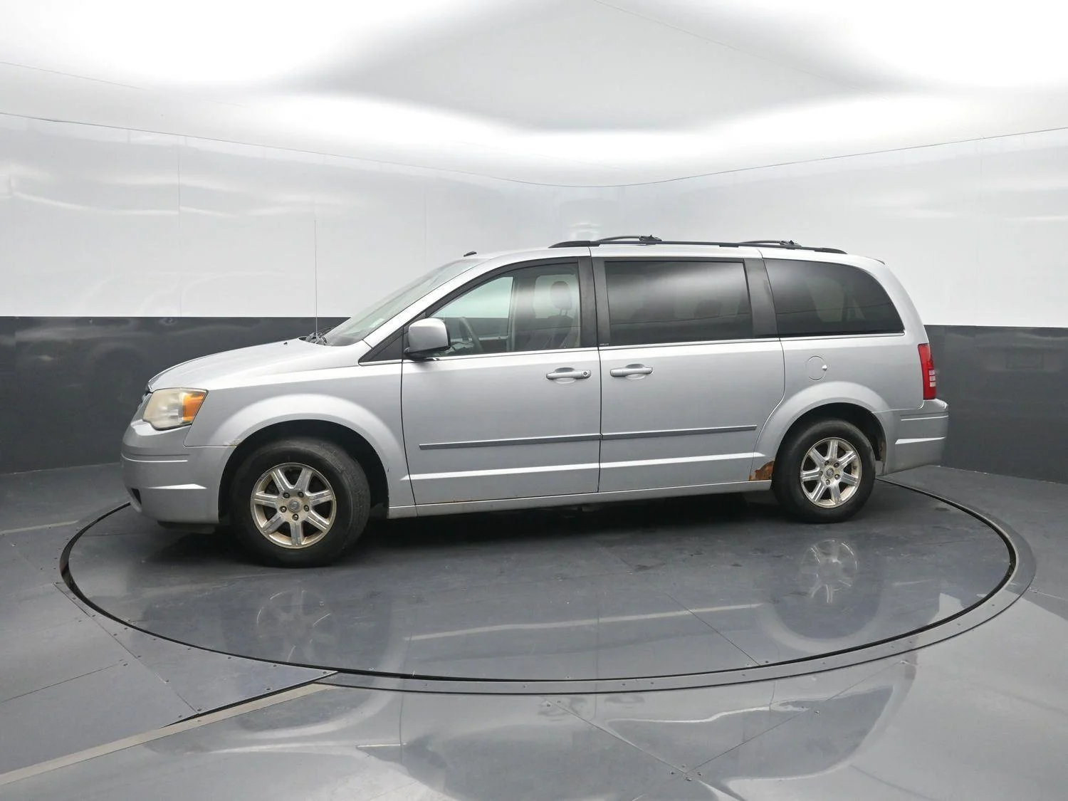 Used 2009 Bright Silver Metallic Chrysler Touring image 39