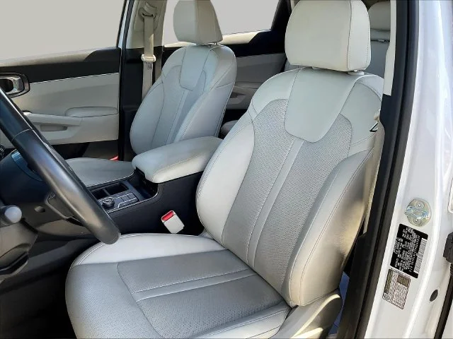 Used 2023 White Kia S image 23