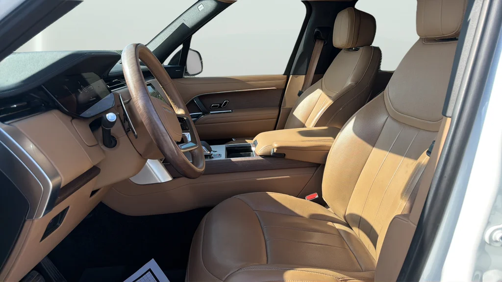Used 2025 White Land Rover SE image 17
