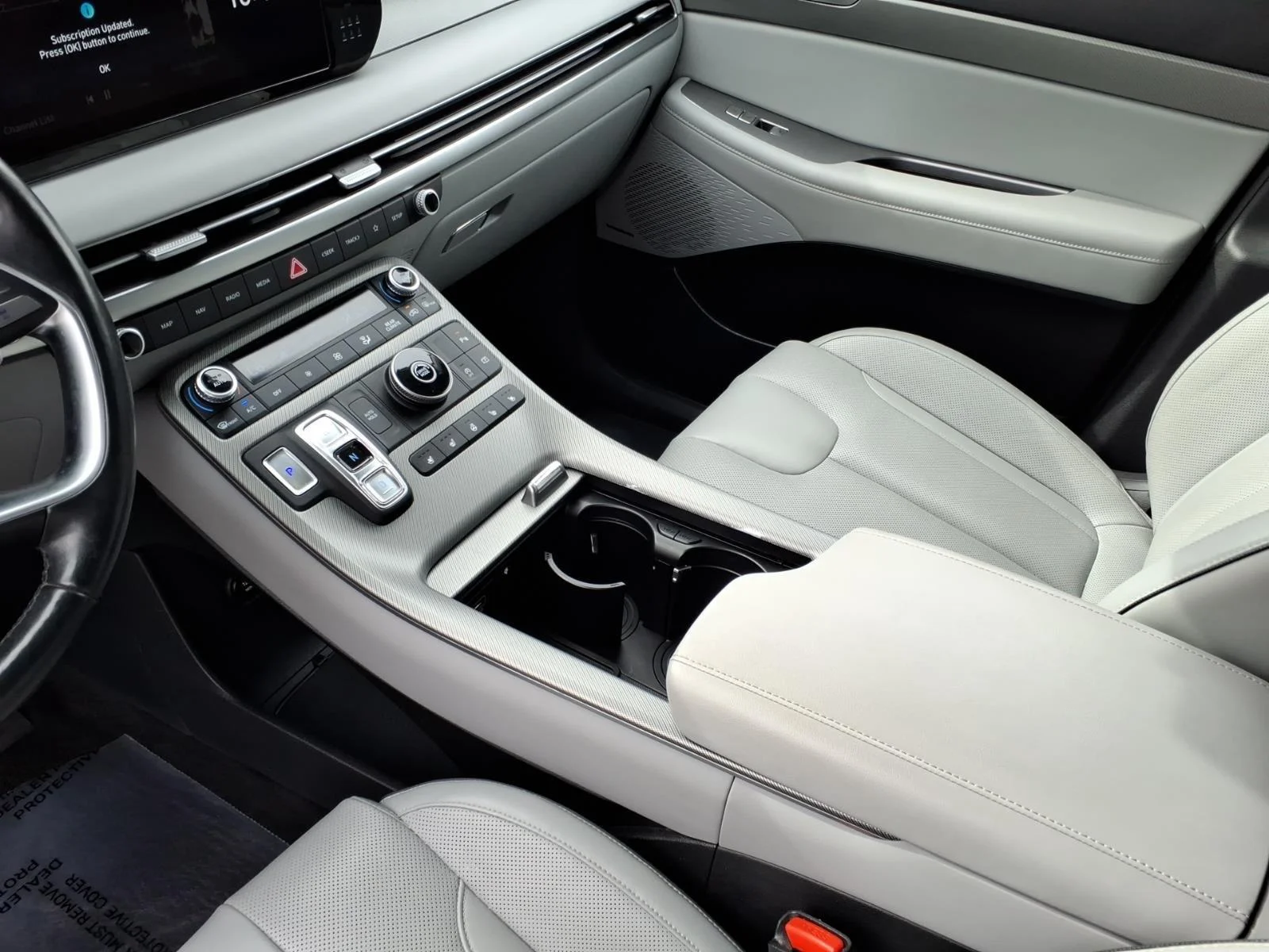 Used 2024 Moonlight Cloud Hyundai SEL 8P image 23