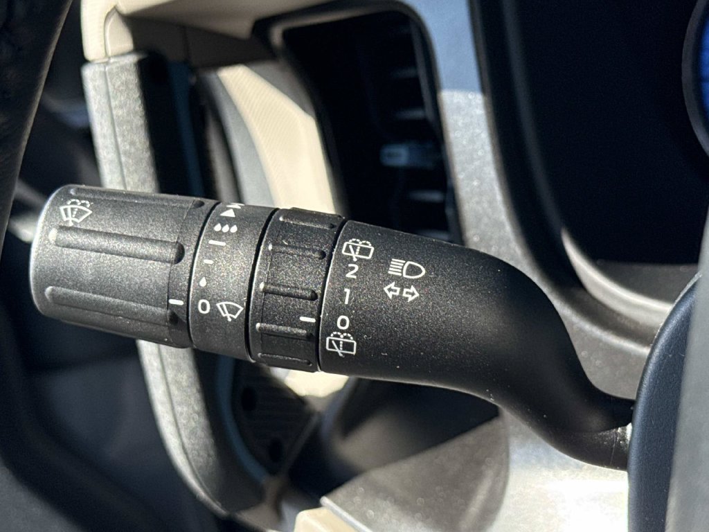 Used 2023 Gray Ford Wildtrak image 8