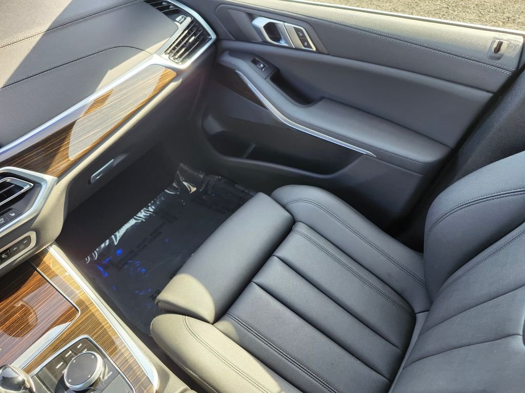 Used 2019 Gray BMW xDrive40i image 16