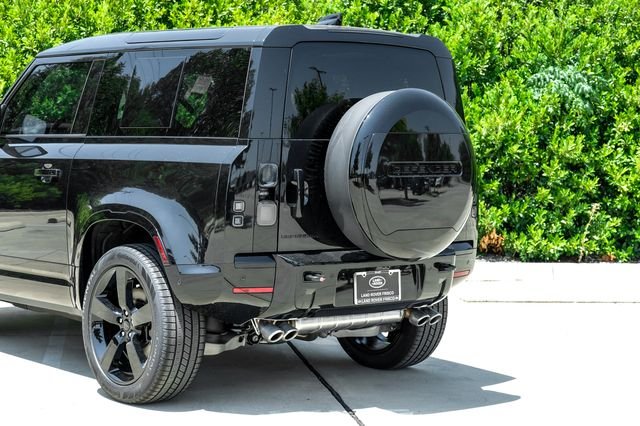 New 2026 Santorini Black Metallic Land Rover V8 image 15