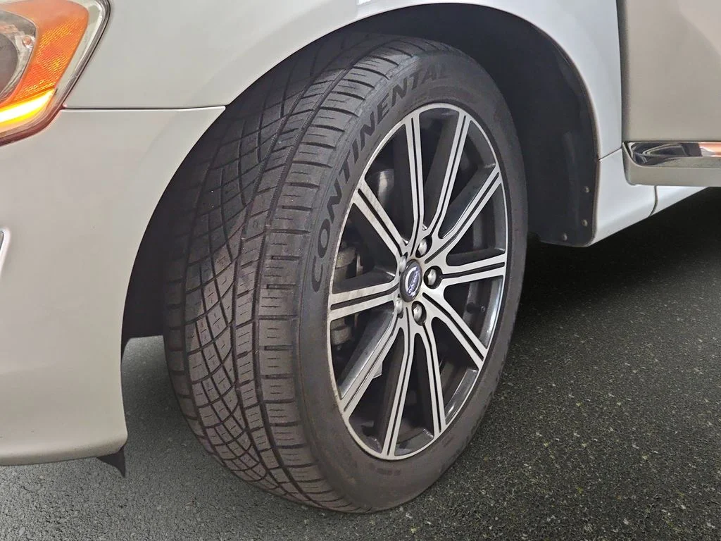Used 2015 Silver Volvo T6 image 33