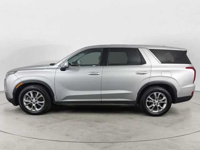 Used 2022 Silver Hyundai SE image 2