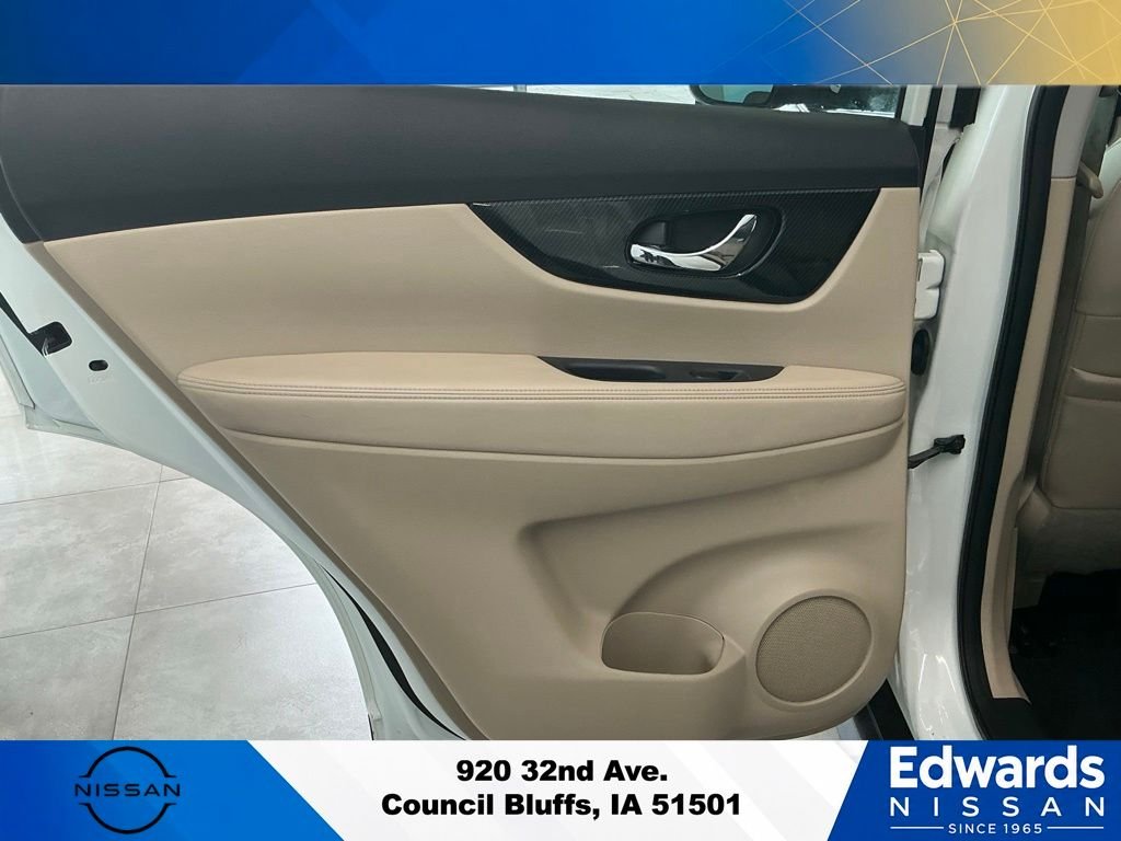 Used 2017 White Nissan  image 10